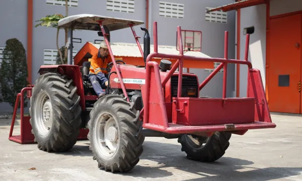 Support / Ancillary Equipment Tractors 2 dsc04963